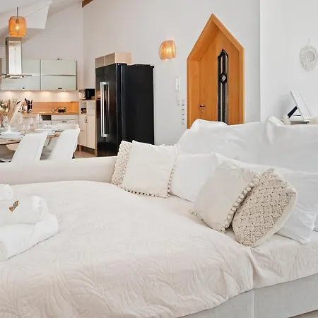 Stadtoase Mit Flair - Whirlpool, Balkon, 2xparkplaetze, Highspeed Wlan Apartment *