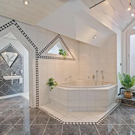 Flair Stadtoase I Private Sauna & Whirlpool I Balkon I 2x Parken I Kaffee I Highspeed Wlan I *