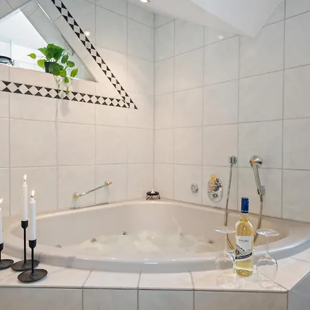 Flair Stadtoase I Private Sauna & Whirlpool I Balkon I 2x Parken I Kaffee I Highspeed Wlan I Lägenhet Fulda