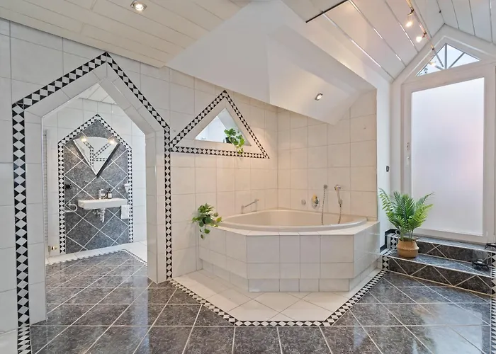 Flair Stadtoase I Private Sauna & Whirlpool I Balkon I 2x Parken I Kaffee I Highspeed Wlan I *