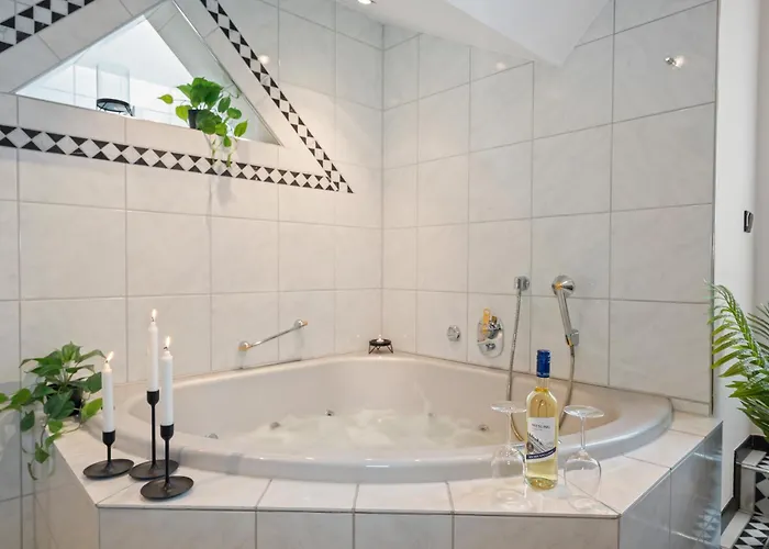 Flair Stadtoase I Private Sauna & Whirlpool I Balkon I 2x Parken I Kaffee I Highspeed Wlan I Apartman Fulda